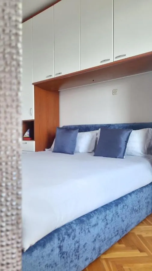 Aurora Apartment Split
